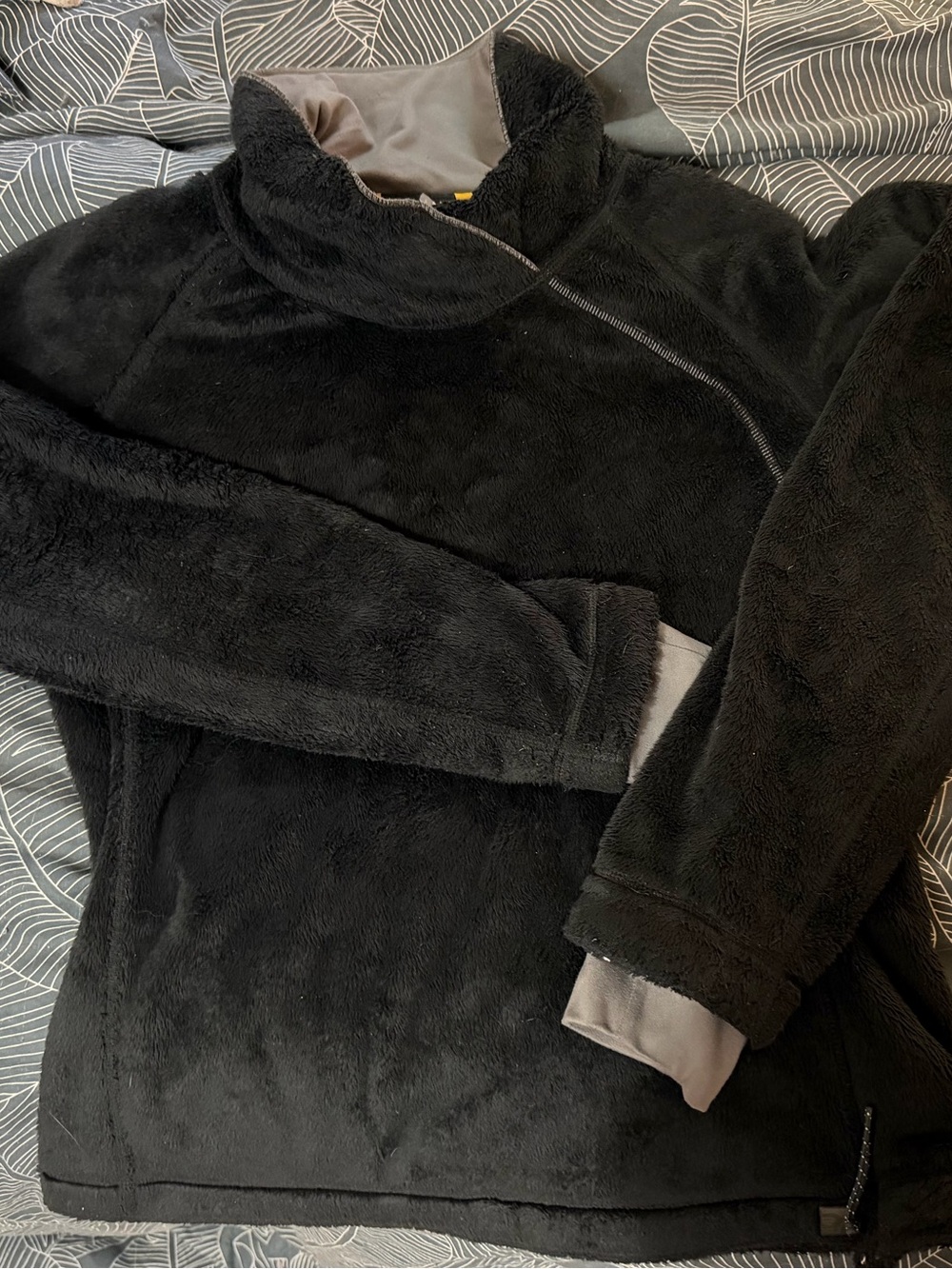 Black Fleece Pullover mountain hardwear